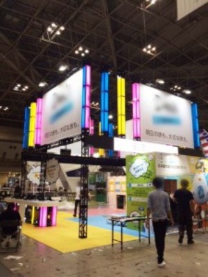 ユニークな吹き出し型デザイン｜6小間の展示会ブースデザイン・施工事例