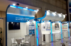 LEDを使用した光の演出にこだわったデザイン｜4小間の展示会ブースデザイン・施工事例