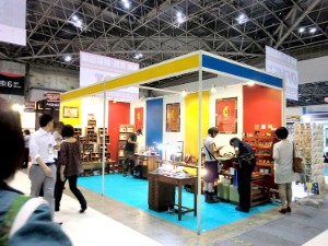 シンプルでカラフルなデザイン｜1小間の展示会ブースデザイン・施工事例