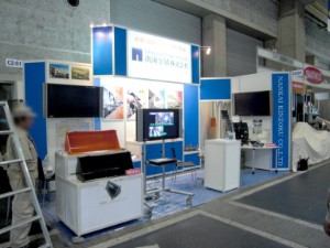 音響・映像設備を備えたデザイン｜1小間の展示会ブースデザイン・施工事例