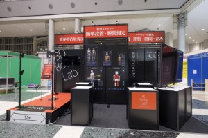 背面以外の3面でアピールできるデザイン｜2小間の展示会ブースデザイン・施工事例