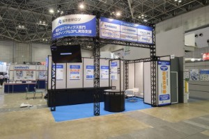 遠くからでも目に入りやすいデザイン｜2小間の展示会ブースデザイン・施工事例